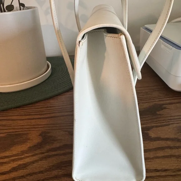 Authentic Gucci Elegant White Leather Shoulder Bag - Picture 5 of 10